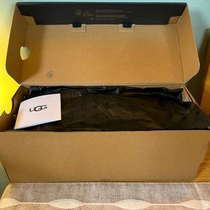 Men’s size 10 UGG slippers (like new)